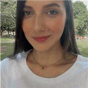 Profesora de química que imparte clases a niños de todas las edades